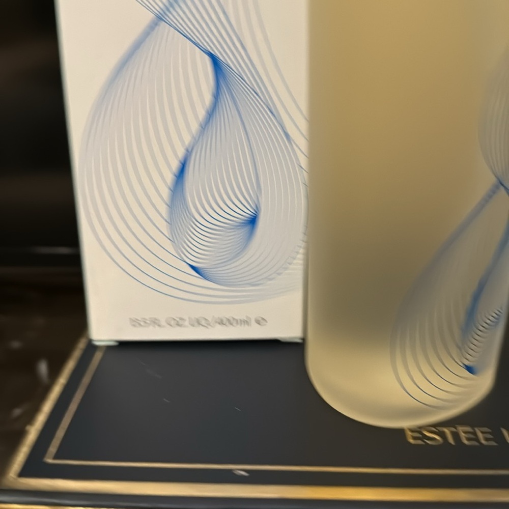 Estée Lauder - Picture 4 of 9